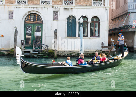 Alten Gondeln Boot in Venedig. Gondoliere auf schwarzen Gondel Stockfoto