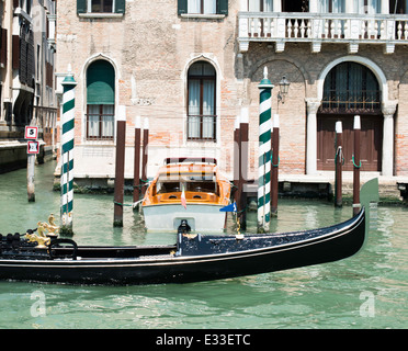 Alten Gondeln Boot in Venedig. Stockfoto