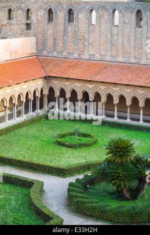 Ein Innenhof mit Klostern der Kathedrale von Monreale (Italienisch: Cattedrale di Santa Maria Nuova di Monreale; Duomo di Monreale), Monreale Sizilien Italien Stockfoto