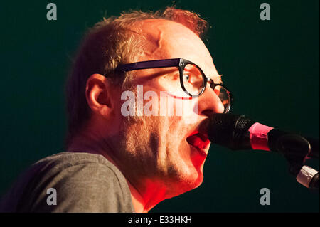 Llandeilo, Carmarthenshire. VEREINIGTES KÖNIGREICH. 21. Juni 2014. (Ade) Adrian Edmondson - englische Komiker, Schauspieler, Schriftsteller, Musiker, TV-Moderatorin-singt und spielt mit seiner Band The schlechten Hirten auf dem 2014 Dinefwr Literaturfestival. Bildnachweis: Graham M. Lawrence/Alamy Live-Nachrichten. Stockfoto