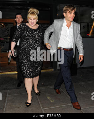 Rebel Wilson Und Ein Freund Halt Hande Beim Verlassen Der Groucho Club Soho Mit Rebel Wilson Kevin Bishop Where London Stockfotografie Alamy