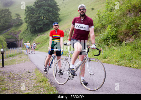 Derbyshire, UK. 22. Juni 2014. L'Eroica Britannia Radtour auf den Spuren der Monsal.  Über 2000 Radfahrer auf "Heroisch" Fahrräder (hergestellt vor 1987) set aus frühen Sonntagmorgen auf eine 100 Meile/55 Meile/35 Meile fahren. Viele Fahrer waren im Zeitraum Kleid. Bildnachweis: Eric Murphy/Alamy Live-Nachrichten Stockfoto