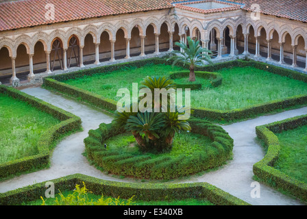 Ein Innenhof mit Klostern der Kathedrale von Monreale (Italienisch: Cattedrale di Santa Maria Nuova di Monreale; Duomo di Monreale), Monreale Sizilien Italien Stockfoto