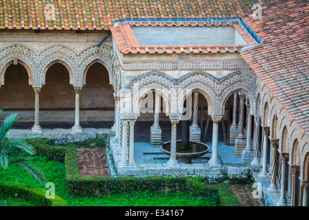 Ein Innenhof mit Klostern der Kathedrale von Monreale (Italienisch: Cattedrale di Santa Maria Nuova di Monreale; Duomo di Monreale), Monreale Sizilien Italien Stockfoto