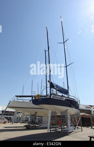 Cowes Yacht Hafen zwischen großen Rennen. Yachten sind aus dem Wasser gepflegt und Cowes scheint entspannt.  Mitwirkende: Cowes Yacht Haven wo: London, Vereinigtes Königreich bei: 10. Juni 2013 Stockfoto