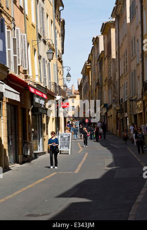 Typische Straße in der alten Stadt Aix en Provence, Frankreich Stockfoto