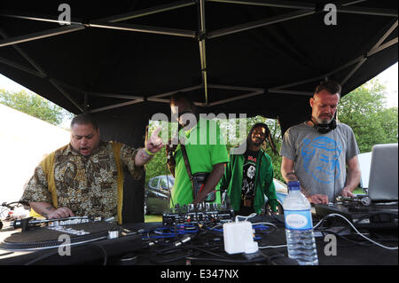 Africa Oye Festival 2014. Samstag 21. & Sonntag, 22. Juni 2014. Überprüfen Sie Feld, Sefton Park, Liverpool, England, Vereinigtes Königreich. DJs Stockfoto