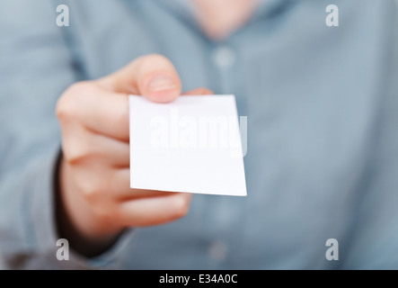 Leere Visitenkarte in weiblichen Finger hautnah Stockfoto