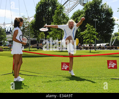 Virgin Active feiern den Beginn des Wimbledon Tennis Championships 2013 mit Sir Richard Branson und britische Nummer eins weibliche Tennis Player Laura Robson mit: Richard Branson, Laura Robson Where: London, Vereinigtes Königreich bei: 14. Juni 2013 Stockfoto