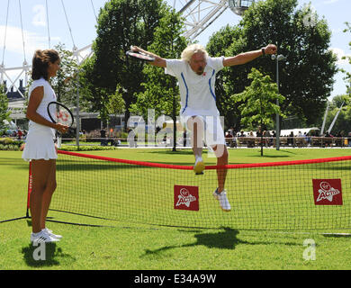 Virgin Active feiern den Beginn des Wimbledon Tennis Championships 2013 mit Sir Richard Branson und britische Nummer eins weibliche Tennis Player Laura Robson mit: Richard Branson, Laura Robson Where: London, Vereinigtes Königreich bei: 14. Juni 2013 Stockfoto