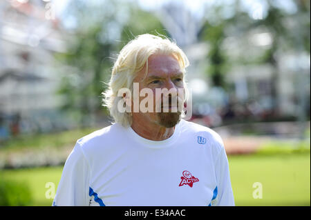 Virgin Active feiern den Beginn der Wimbledon Championships 2013 mit Sir Richard Branson und britische Nummer eins weibliche Tennis Player Laura Robson mit: Richard Branson Where: London, Vereinigtes Königreich bei: 14. Juni 2013 Stockfoto