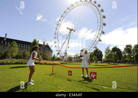 Virgin Active feiern den Beginn der Wimbledon Championships 2013 mit Sir Richard Branson und britische Nummer eins weibliche Tennis Player Laura Robson mit: Richard Branson, Laura Robson wo: London, Vereinigtes Königreich bei: 14. Juni 2013 Stockfoto