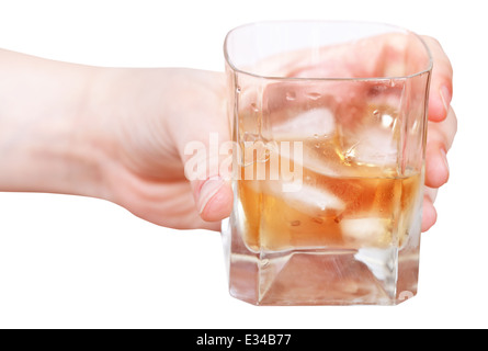 Hand hält Whisky auf Eis im Glas isoliert auf weißem Hintergrund Stockfoto