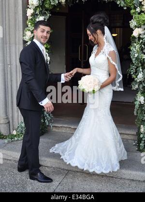 Die Hochzeit von Irland und West Brom Playler Shane Long auf ehemaligen Seite drei Modell Kayleah Adams in der St. Marys Church, Enniskerry County Wicklow.  Mitwirkende: Shane Long, Kayleah Adams wo: Wicklow, Irland bei: 15. Juni 2013 ** nicht zur Veröffentlichung im irischen Boulevardpresse oder irischen Zeitschriften ** Stockfoto