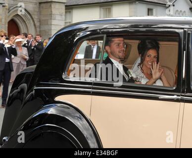 Die Hochzeit von Irland und West Brom Playler Shane Long auf ehemaligen Seite drei Modell Kayleah Adams in der St. Marys Church, Enniskerry County Wicklow.  Mitwirkende: Kayleah Adams, Shane Long wo: Wicklow, Irland bei: 15. Juni 2013 ** nicht zur Veröffentlichung im irischen Boulevardpresse oder irischen Zeitschriften ** Stockfoto