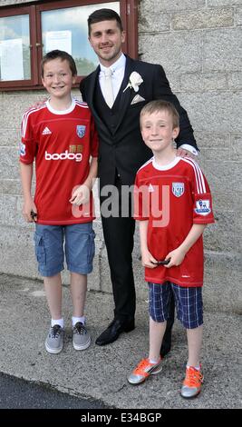 Die Hochzeit von Irland und West Brom Playler Shane Long auf ehemaligen Seite drei Modell Kayleah Adams in der St. Marys Church, Enniskerry County Wicklow.  Mitwirkende: Shane lange wo: Wicklow, Irland bei: 15. Juni 2013 Stockfoto