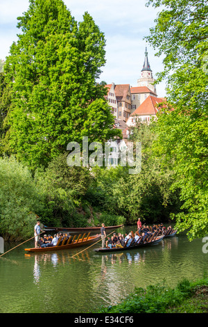 Bootfahren auf dem Neckar in Tübingen, genannt Stocherkahn Stockfoto