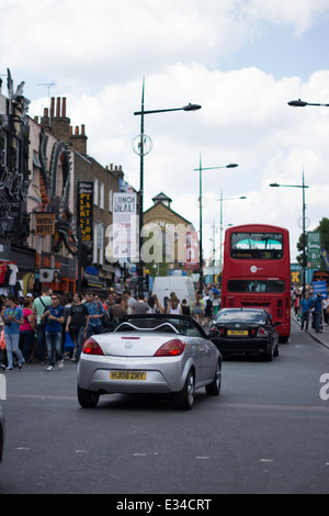 Autos in Camden town Stockfoto