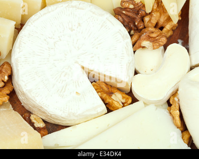 verschiedene Käsesorten auf Holzplatte hautnah Stockfoto