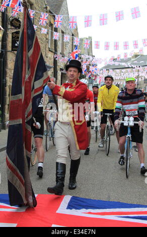 Bakewell, Derbyshire, UK. 22. Juni 2014. Radfahrer sammeln an der Ausgangspunkt für eine Radtour durch den Peak District am dritten und letzten Tag der L'Eroica Britannia. Synchronisiert die schönste Radtour der Welt 2, haben 000 Radfahrer angemeldet eine 30, 55 oder 100 Meilen-Strecke durch die wunderschöne Landschaft, die Pre-1987 Fahrrad absolvieren. Bildnachweis: Deborah Vernon/Alamy Live-Nachrichten Stockfoto