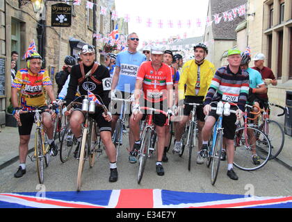 Bakewell, Derbyshire, UK. 22. Juni 2014. Radfahrer sammeln an der Ausgangspunkt für eine Radtour durch den Peak District am dritten und letzten Tag der L'Eroica Britannia. Synchronisiert die schönste Radtour der Welt 2, haben 000 Radfahrer angemeldet eine 30, 55 oder 100 Meilen-Strecke durch die wunderschöne Landschaft, die Pre-1987 Fahrrad absolvieren. Bildnachweis: Deborah Vernon/Alamy Live-Nachrichten Stockfoto