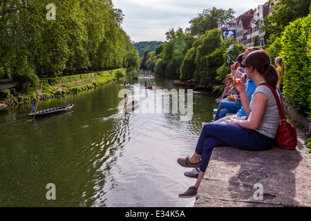 Bootfahren auf dem Neckar in Tübingen, genannt Stocherkahn Stockfoto