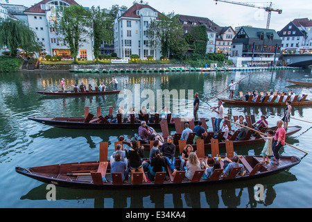 Bootfahren auf dem Neckar in Tübingen, genannt Stocherkahn Stockfoto