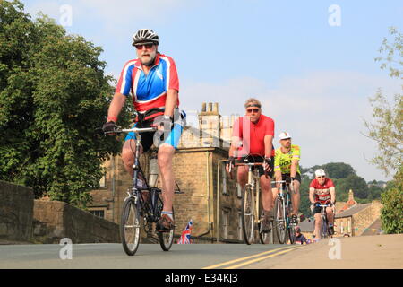 Bakewell, Derbyshire, UK. 22. Juni 2014. Radfahrer überqueren die mittelalterliche Brücke über den Fluss Wye in Bakewell auf einer Radtour durch den Peak District am dritten und letzten Tag der L'Eroica Britannia. Synchronisiert die schönste Radtour der Welt 2, Unternehmen 000 Radfahrer eine 30, 55 oder 100 Meilen-Strecke durch die wunderschöne Landschaft auf Pre-1987 Fahrrädern in Vintage-Kit. Bildnachweis: Deborah Vernon/Alamy Live-Nachrichten Stockfoto