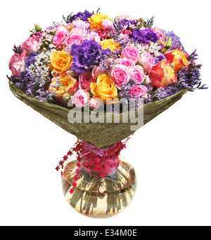 Blumenstrauß aus Rosen und Chrysanthemen in Glasschale isoliert auf weißem Hintergrund Stockfoto