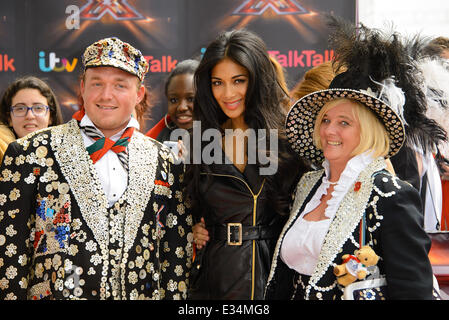 Nicole Scherzinger mit Pearly King und Queen Red Carpet Ankünfte für The X Factor in London Excel. Wo: London, Vereinigtes Königreich bei: 19. Juni 2013 mit: Nicole Scherzinger When: 19. Juni 2013 Stockfoto