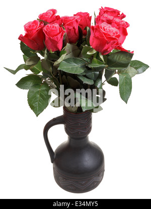 Strauß roter Rosen in schwarzer Keramik Krug isoliert auf weißem Hintergrund Stockfoto