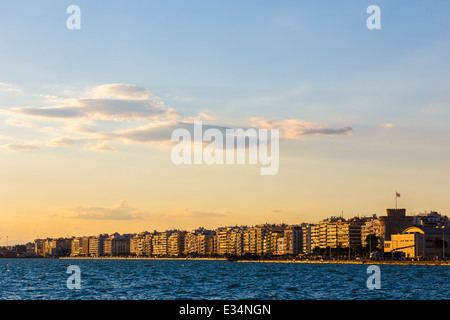 Thessaloniki direkt am Meer und die Stadt am Nachmittag vor einem bewölkten Himmel Stockfoto