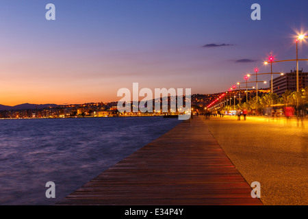 Thessalokini direkt am Meer mit Licht und Reflexionen am Abend Stockfoto