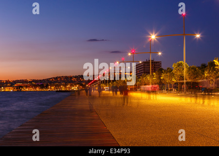 Thessalokini direkt am Meer mit Licht und Reflexionen am Abend Stockfoto