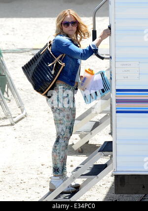 Kristen Bell, die Geburt vor drei Monaten haben, ist am Set von "Veronica Mars" in der Innenstadt von Los Angeles mit Ankunft entdeckt: Kristen Bell wo: Los Angeles, CA, Vereinigte Staaten von Amerika bei: 19. Juni 2013 Stockfoto