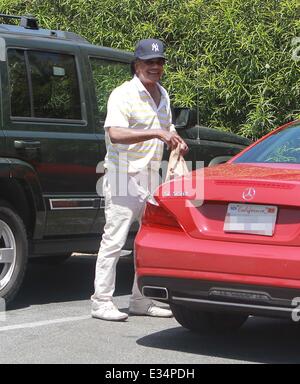 Sänger Johnny Mathis trägt eine Yankees Baseball-Cap beim Lebensmitteleinkauf West Hollywood mit: Johnny Mathis Where: Los Angeles, CA, Vereinigte Staaten von Amerika bei: 19. Juni 2013 Stockfoto