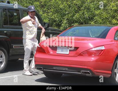 Sänger Johnny Mathis trägt eine Yankees Baseball-Cap beim Lebensmitteleinkauf West Hollywood mit: Johnny Mathis Where: Los Angeles, CA, Vereinigte Staaten von Amerika bei: 19. Juni 2013 Stockfoto