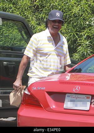 Sänger Johnny Mathis trägt eine Yankees Baseball-Cap beim Lebensmitteleinkauf West Hollywood mit: Johnny Mathis Where: Los Angeles, CA, Vereinigte Staaten von Amerika bei: 19. Juni 2013 Stockfoto