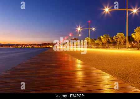 Thessalokini direkt am Meer mit Licht und Reflexionen am Abend Stockfoto