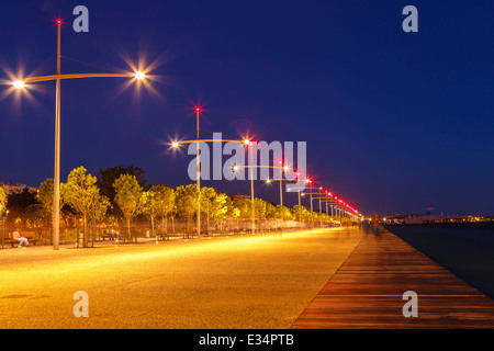 Thessalokini direkt am Meer mit Licht und Reflexionen am Abend Stockfoto