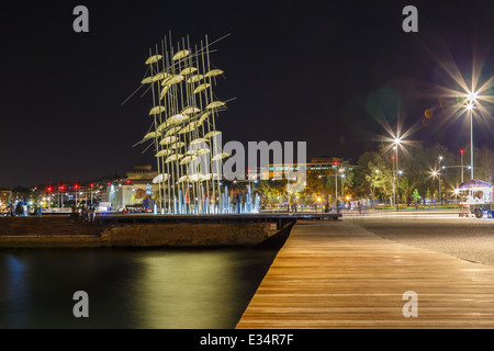 Thessalokini direkt am Meer mit Licht und Reflexionen am Abend Stockfoto