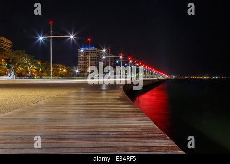 Thessalokini direkt am Meer mit Licht und Reflexionen am Abend Stockfoto