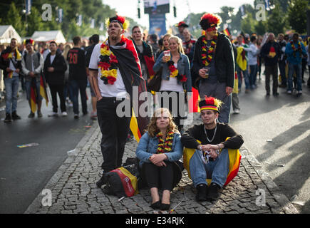 Berlin, Deutschland. 21. Juni 2014. Fans sehen die Weltmeisterschaft zwischen Deutschland und Ghana auf der Fanmeile vor dem Brandenburger Tor in Berlin, Deutschland, 21. Juni 2014 übereinstimmen. Foto: Maja Hitij/Dpa/Alamy Live News Stockfoto