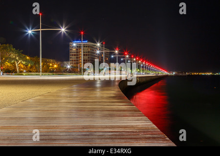 Thessalokini direkt am Meer mit Licht und Reflexionen am Abend Stockfoto