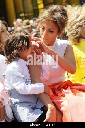 Jennifer Lopez ist ausgezeichnet mit dem 2,500th Stern auf der Hollywood Walk of Fame mit: Jennifer Lopez, Maximilian David Where Stockfoto