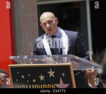 Jennifer Lopez ist ausgezeichnet mit dem 2,500th Stern auf der Hollywood Walk of Fame mit: Pitbull wo: Los Angeles, CA, Unite Stockfoto