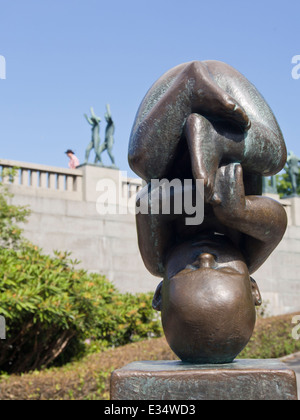 Frognerparken, Gustav Vigeland Skulpturen Park, Oslo Norwegen, Bronze-Skulptur des Baby und Skulptur Brücke mit Touristen Stockfoto