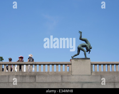 Frognerparken, Gustav Vigeland sculpture Park, Oslo Norwegen und Skulptur-Brücke mit Touristen Stockfoto