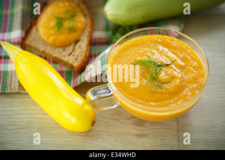 geröstetes Roggenbrot mit gekochten Kürbis-Pastete Stockfoto