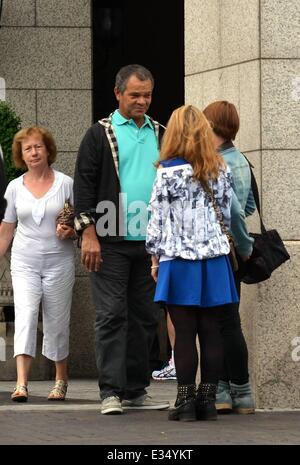 Rihannas Vater Ronald Fenty posiert mit fans vor seinem Dublin Hotel bevor er seinen Weg zu sehen, seine Tochter im Aviva Stadion Featuring: Ronald Fenty, Rihanna wo: Dublin, Irland: 21. Juni 2013 Stockfoto